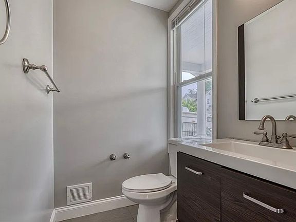 5th image of 2822 Christopher Ave
