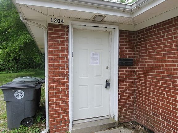 2nd image of 1204 S Lombard Ave