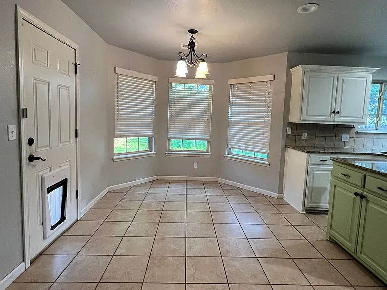 4809 Manchester Dr — Photo 2