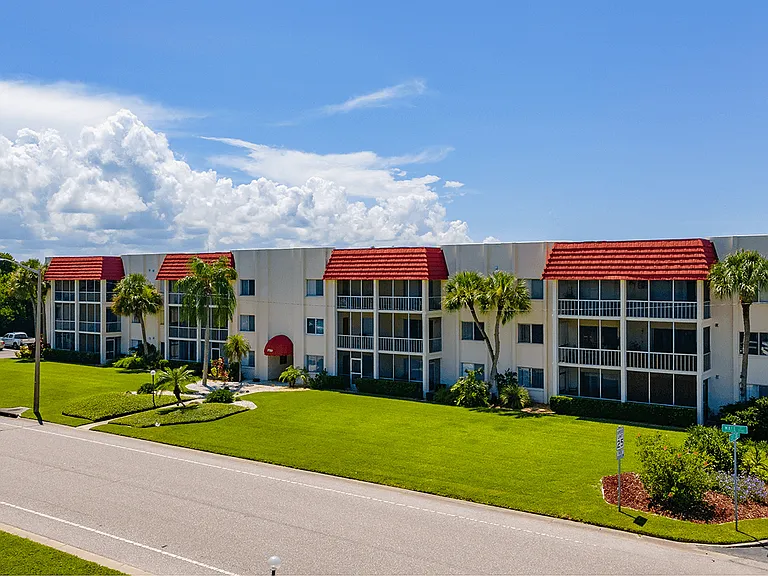 Gulf Gate Apartments — Photo 13
