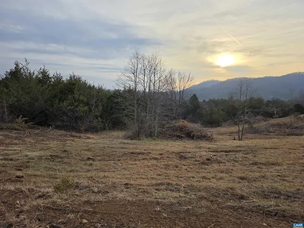 15 Pea Ridge Rd, Stanardsville, VA 22973