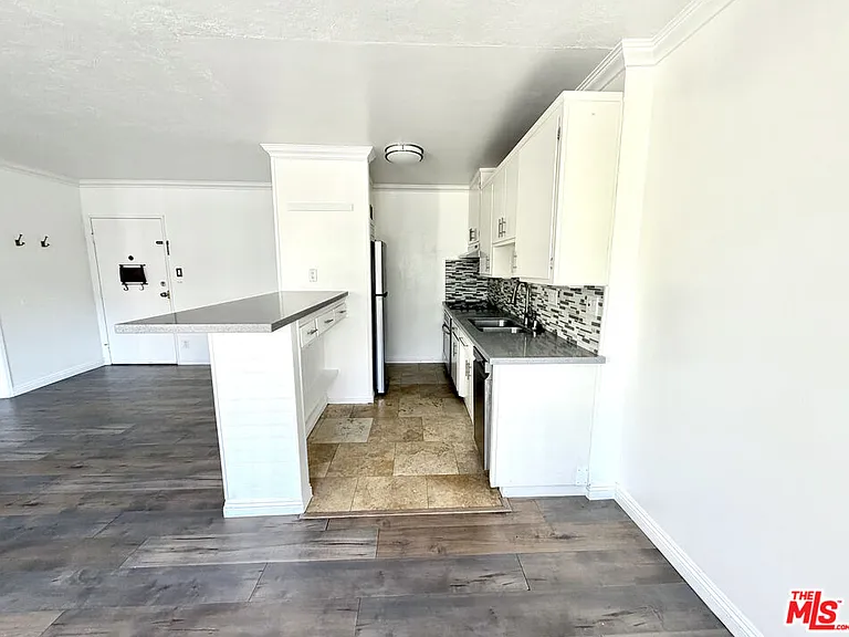 250 Linden Ave #201 — Photo 6