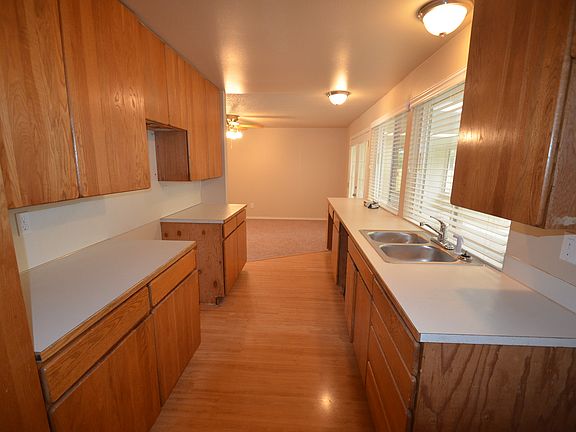 4th image of 2860 Claremont Dr