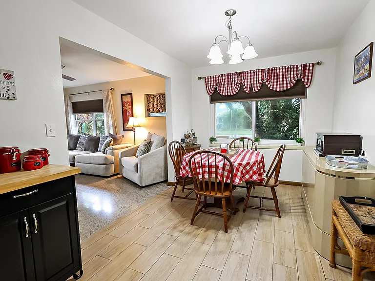 300 Tulip Ln — Photo 11