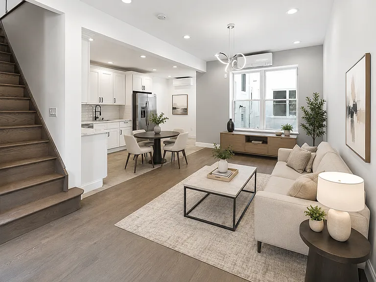 1738 E 4th St #1R — Photo 1