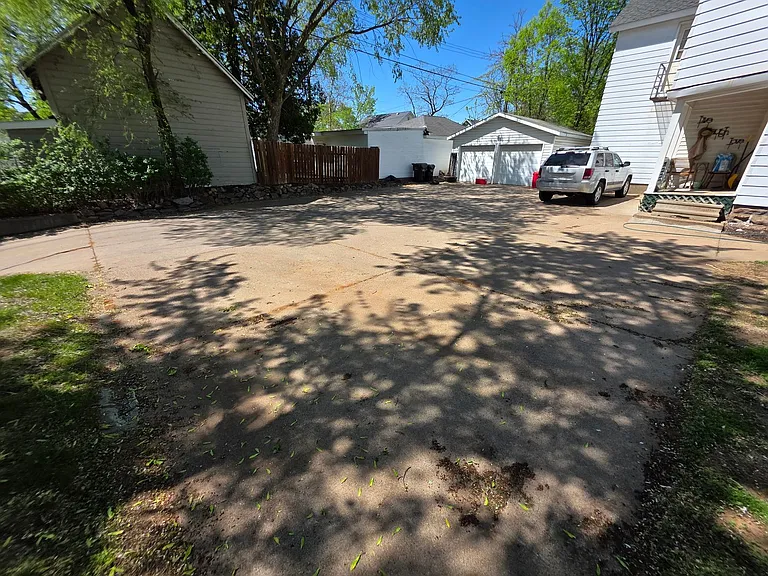 927 E Grand Ave — Photo 18