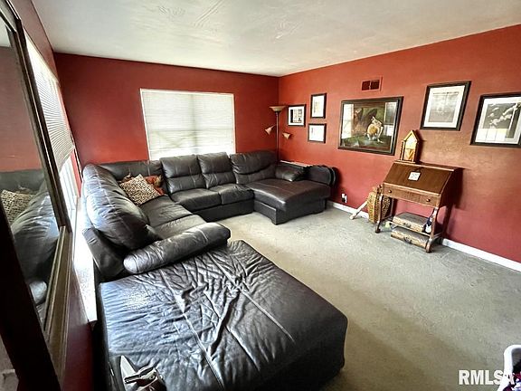 3rd image of 920 E Fairoaks Ave
