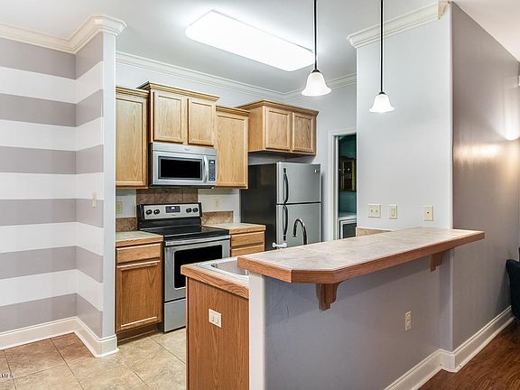 4th image of 104 Bottle Brush Ln