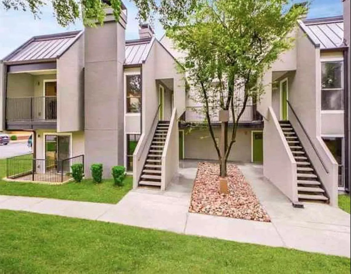 935 La Posada Dr — Photo 1