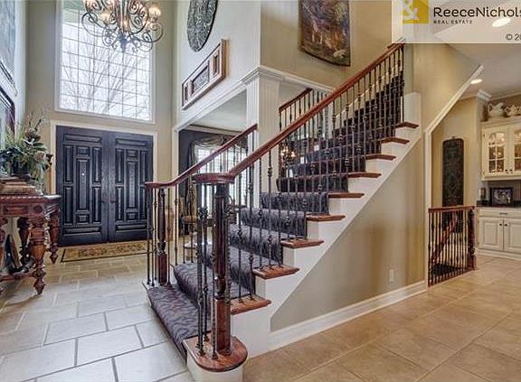 Grand 2 story entry