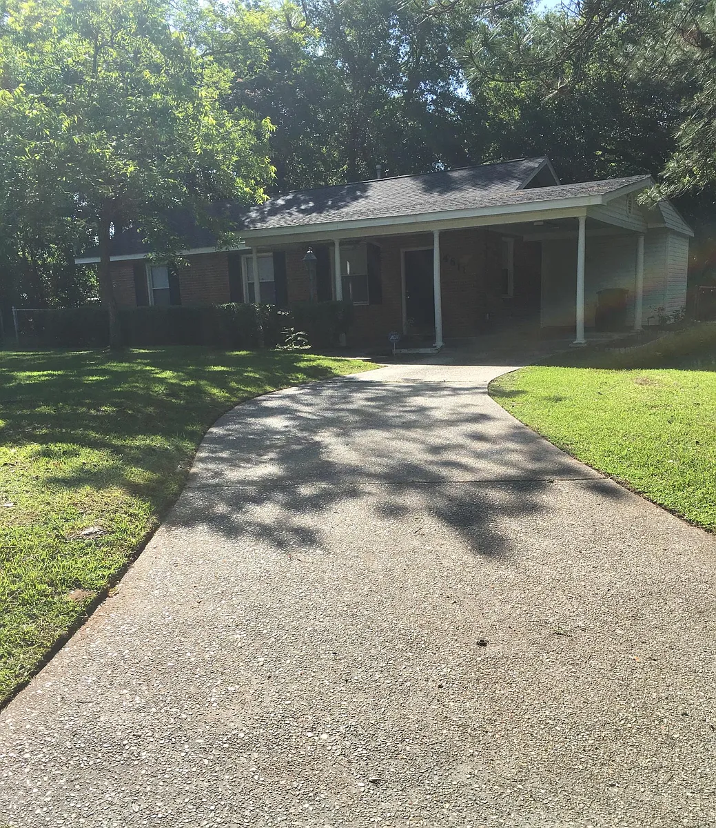 Building Photo - 4611 Sunset Dr N