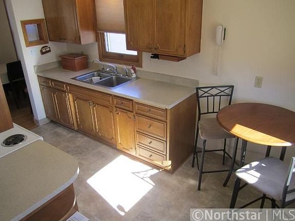 5th image of 1548 Hoyt Ave E