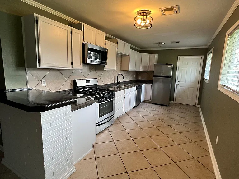 2114 Alison Ave — Photo 3