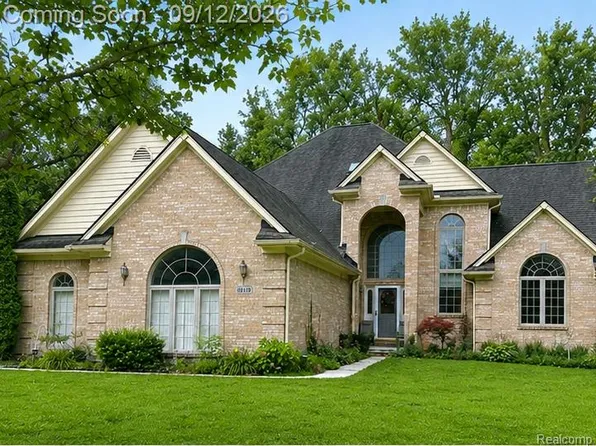 22119 Oakwood Dr, Brownstown, MI 48193