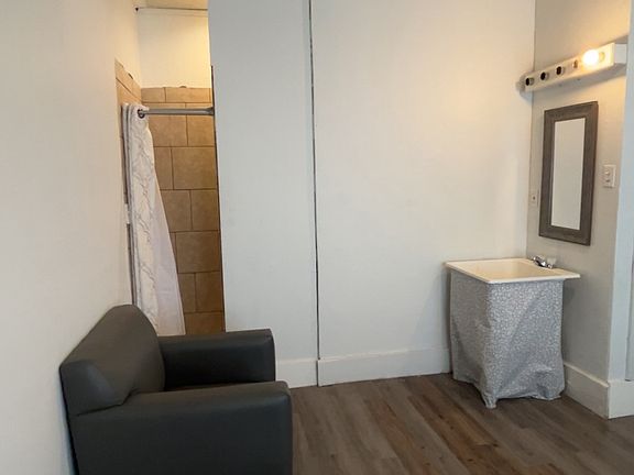 3rd image of 725 W Silas Brown St #3