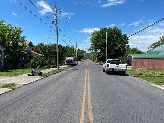 4th image of 447 Woodlawn Ave