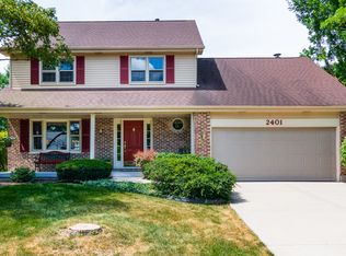 2401 Newport Dr, Naperville, IL