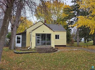 821 7th St SW, Pipestone, MN 56164