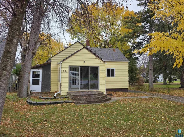 821 7th St SW, Pipestone, MN 56164