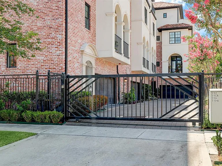 Located minutes from popular museums, Hermann Park, Rice/Med Center, Downtown, this lovely home offers amazing quality and convenience.