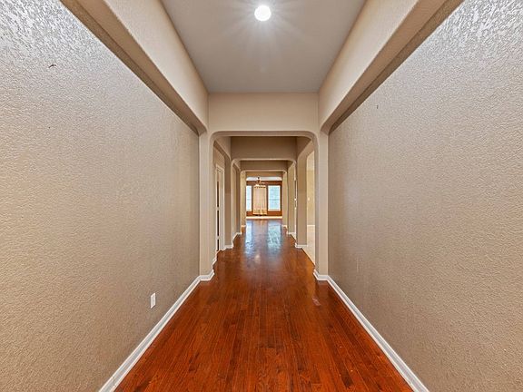 5th image of 141 Springtree Blf