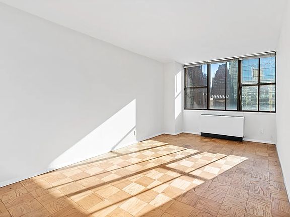4th image of 301 E 45th St APT 2D