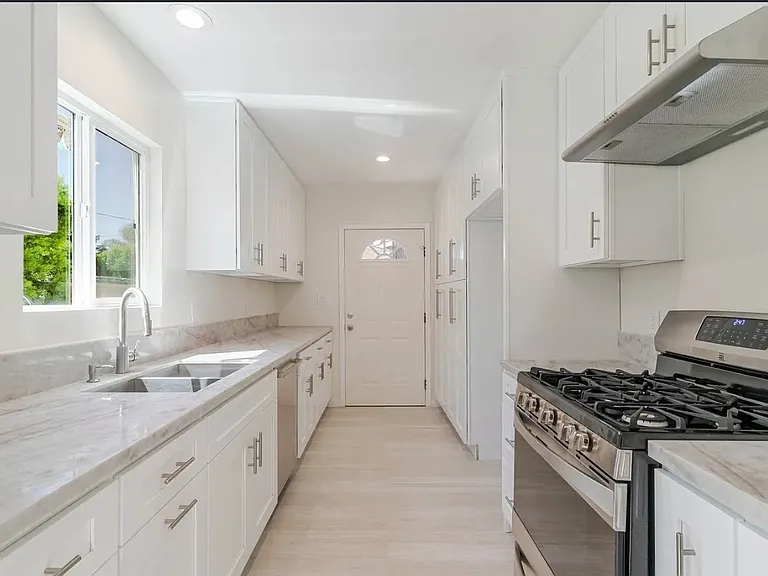 11911 Stagg St — Photo 18