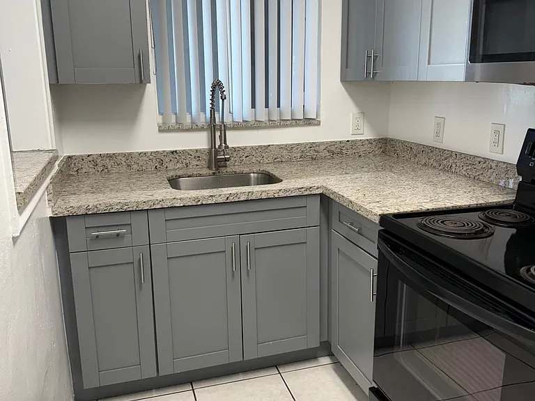6400 NE 18th Ave #11 — Photo 1