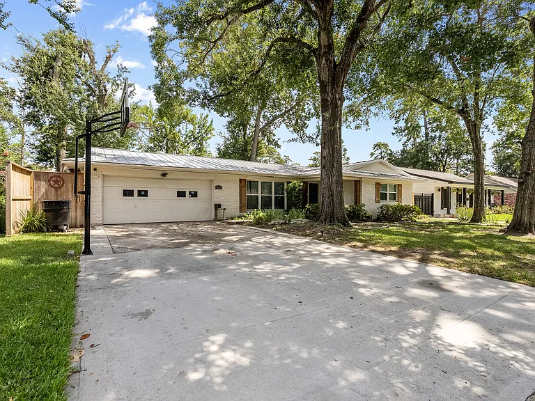 Cedardale Dr — Photo 3