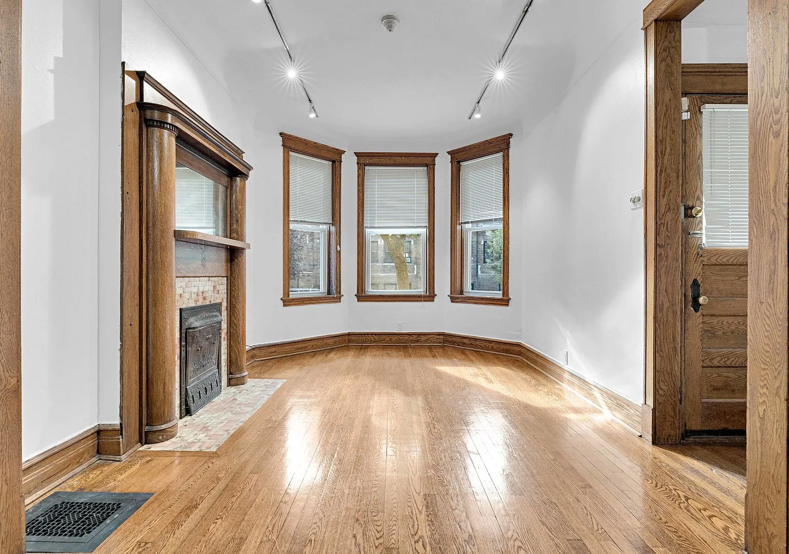 4 bed, 1100 sqft, $4,500 — Photo 2
