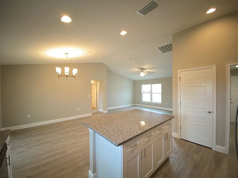 137 Juniper Loop Cir — Photo 8