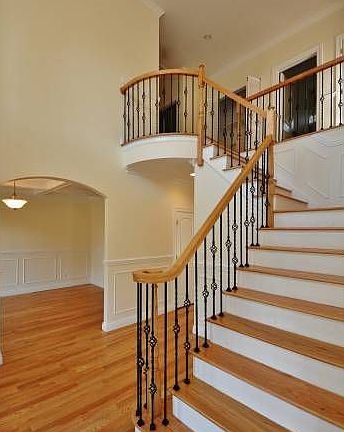 2 STORY EF/STRCSE W/BALC