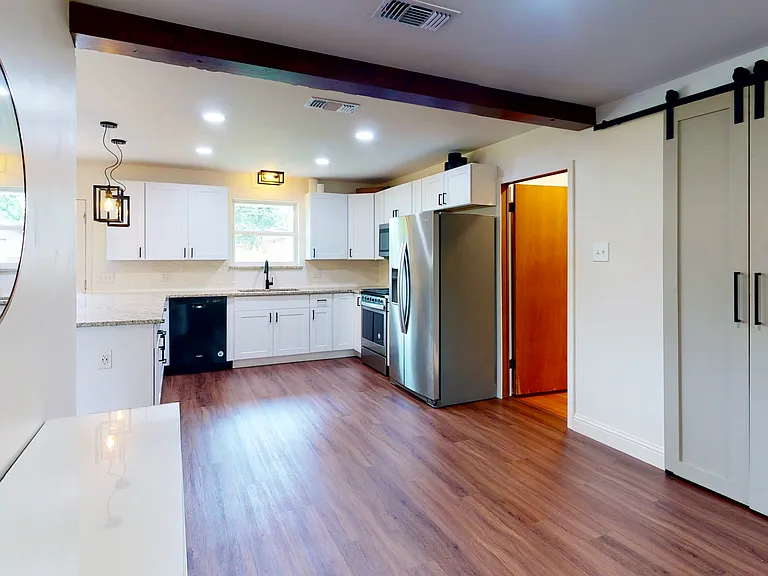 808 Scottsdale Dr — Photo 9