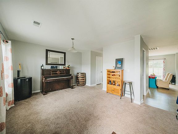 3rd image of 209 Pomegranate Ln
