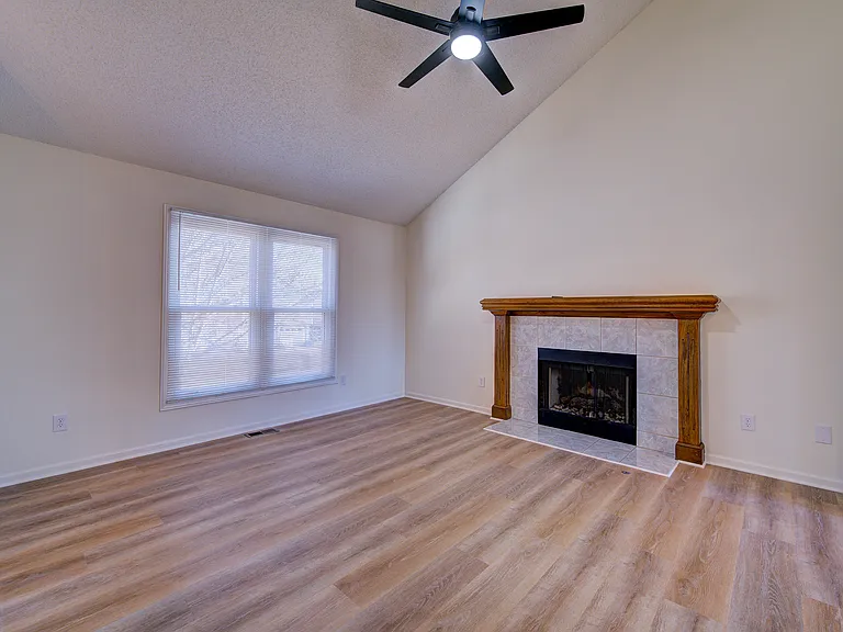 10622 N Charlotte St — Photo 2