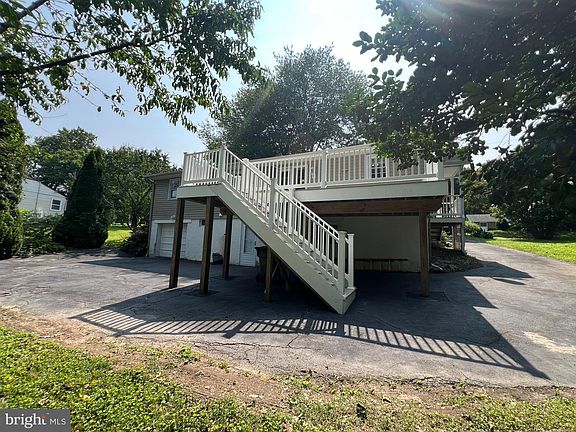 5th image of 832 Lynn Lee Dr