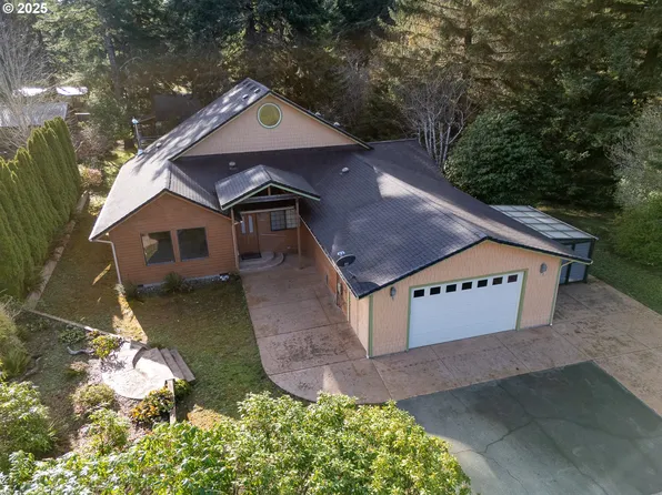 1108 6th St SE, Bandon, OR 97411