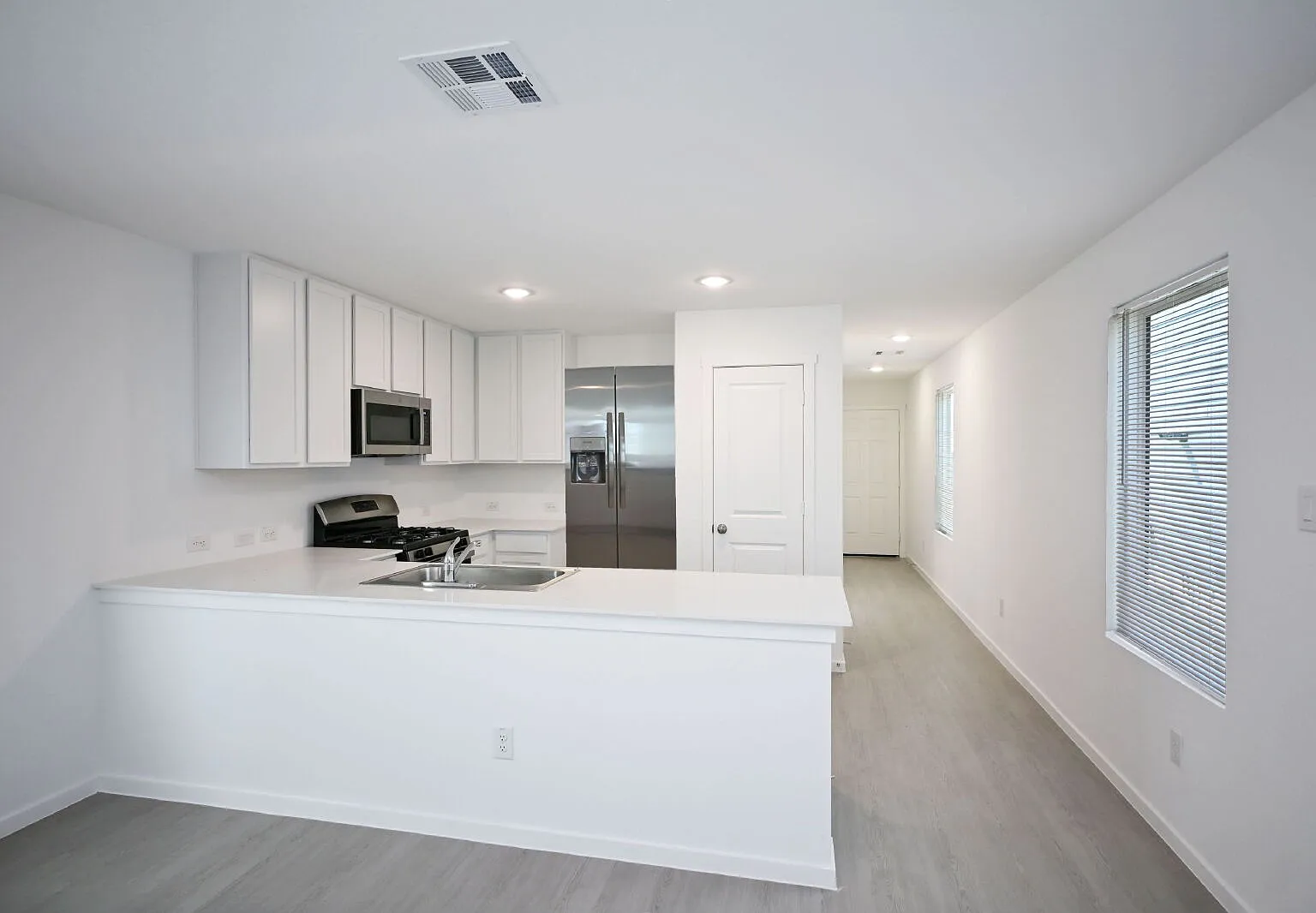 3 bed, 2.5 bath, 1360 sqft, $1,245 — Photo 4