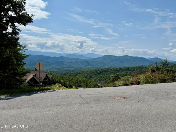 36 Summit Trails Dr, Sevierville, TN 37862