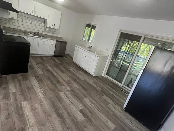 4th image of 9628 Wallace Ave
