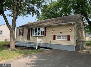 25 Green Lynne Dr, Levittown, PA 19057