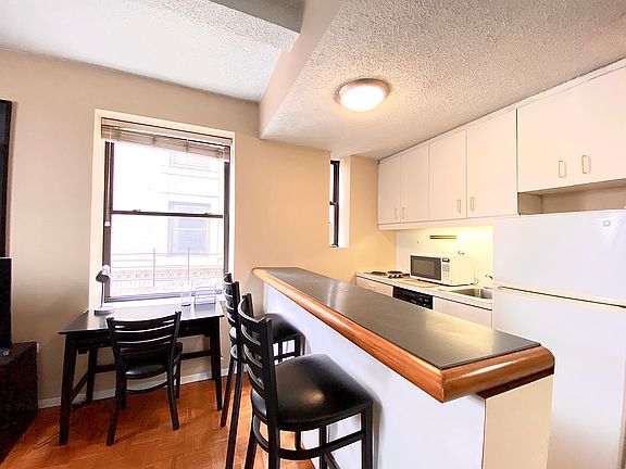 3rd image of 150 W 51st St APT 1916
