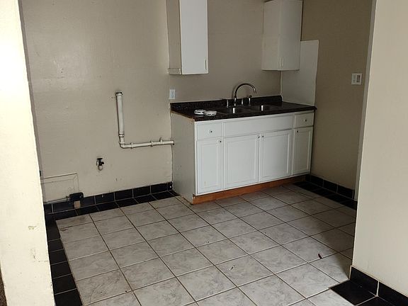 3rd image of 735 Emerson Ave