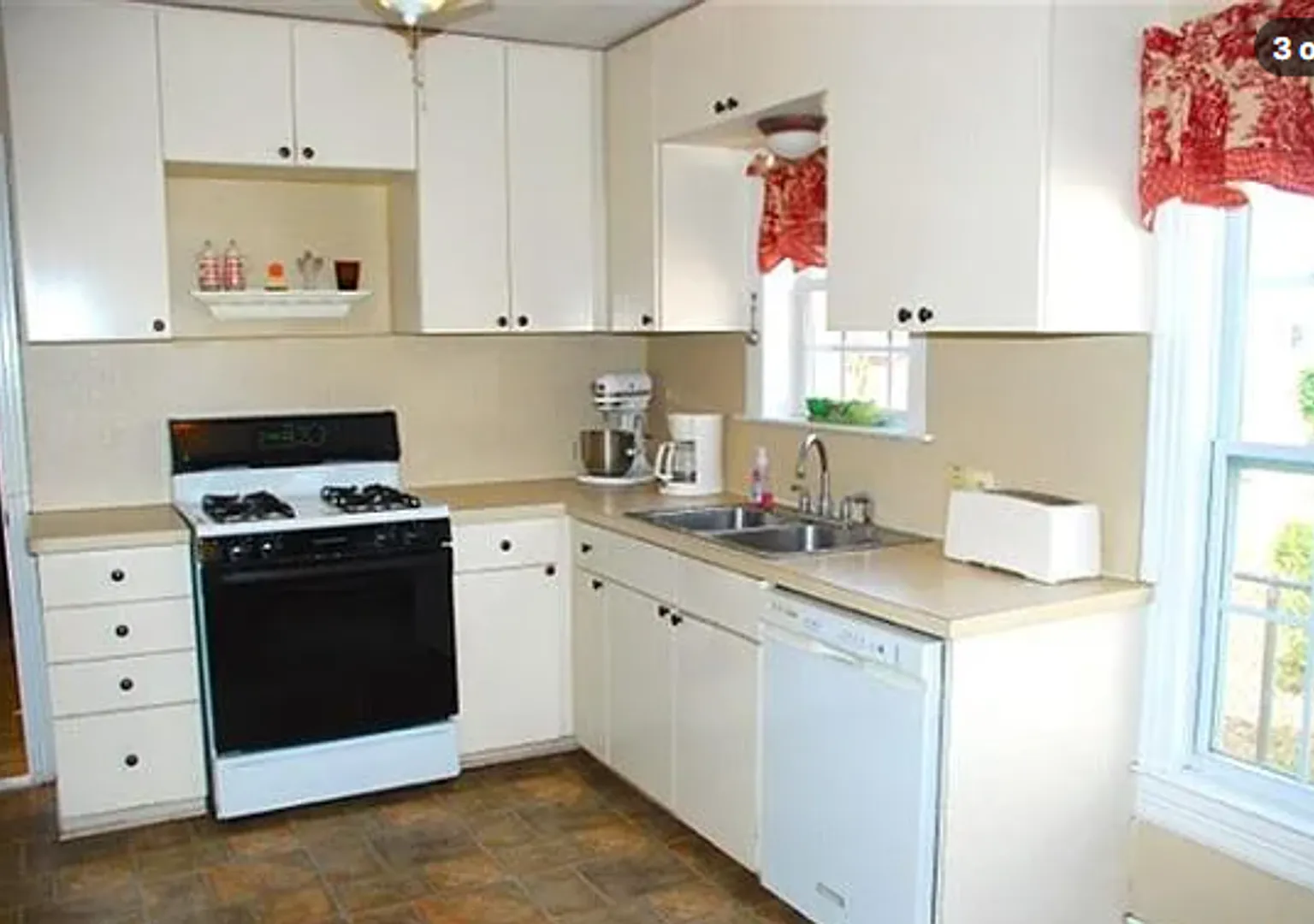 3 Bed 1 Bath with Bonus Room, Laundry Room, and Raised Deck — Photo 4
