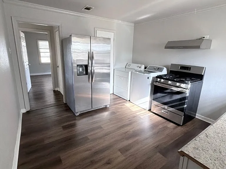 718 & 720 Wilson St #718 — Photo 3
