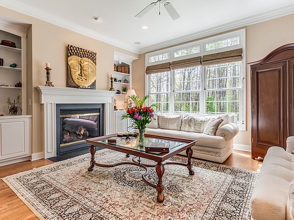 3rd image of 304 Topwater Ln