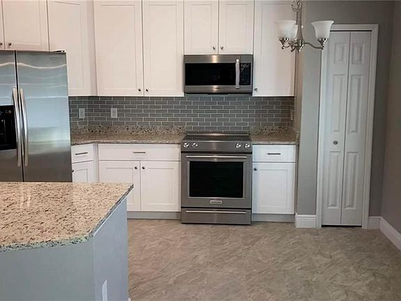 5th image of 208 Begonia Pl