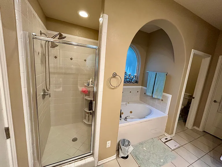 Large separate shower with soft water