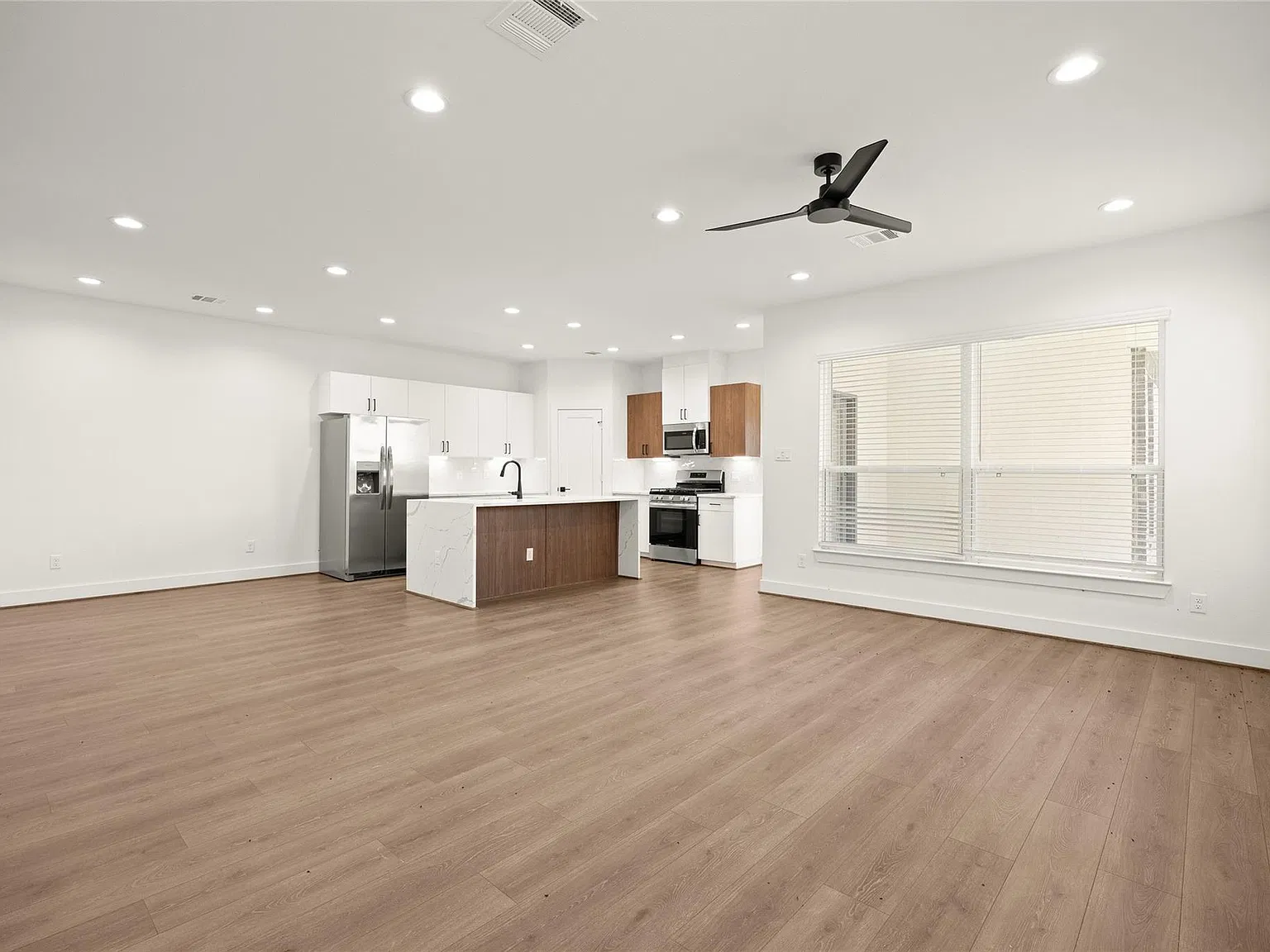 3 bed, 2.0 bath, 1436 sqft, $2,305 — Photo 4