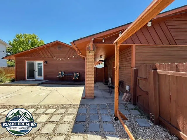 1228 W 11th St — Photo 22